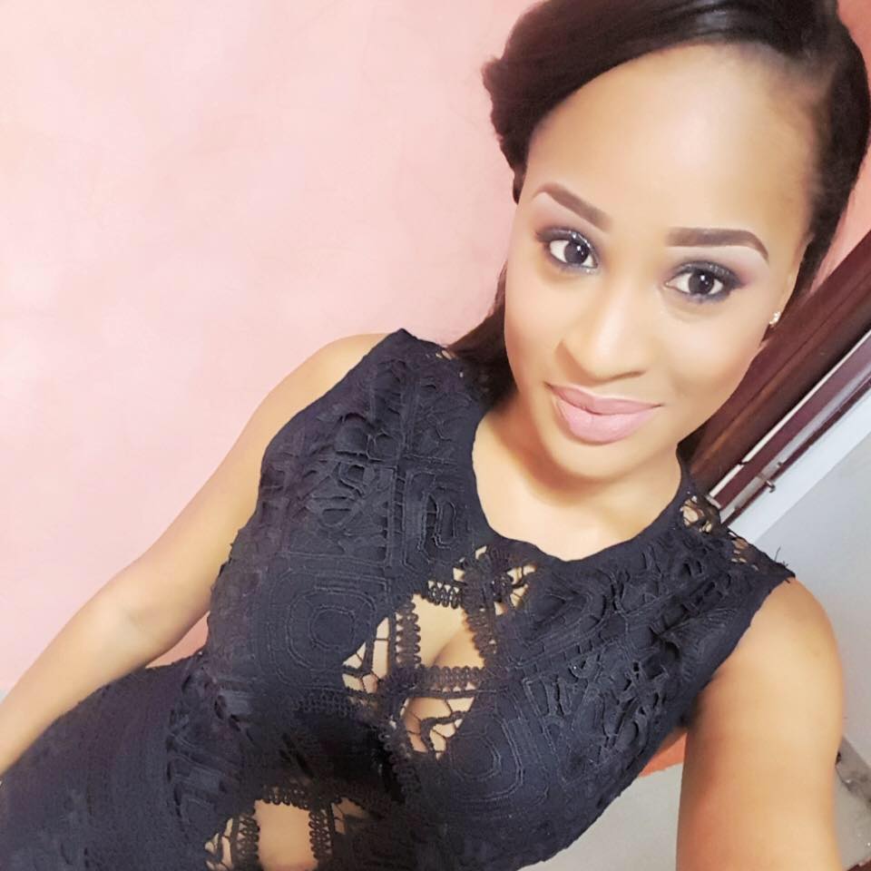 Esther Ndiaye en mode selfie…