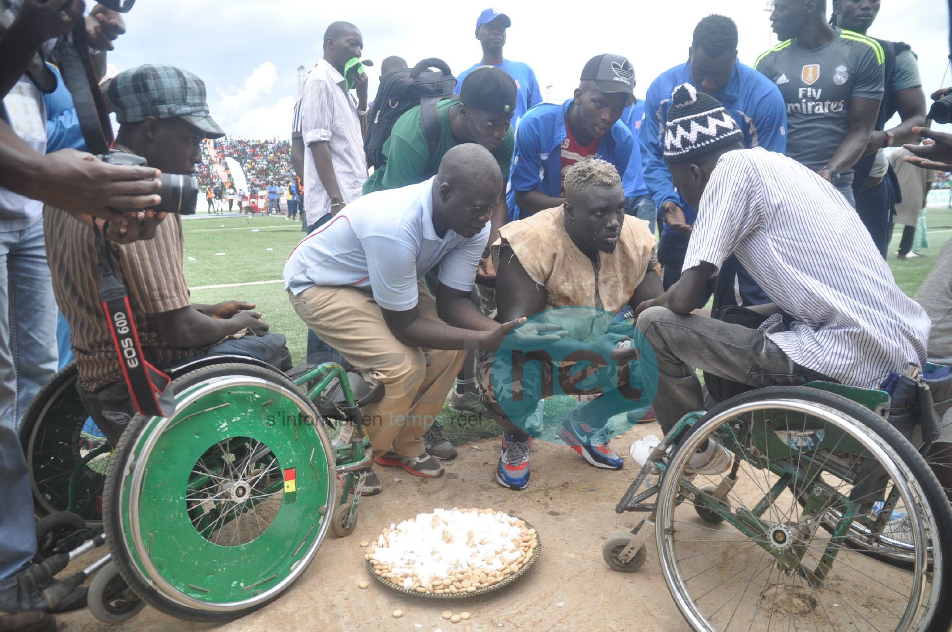 3 photos -  Sa Thiès offrant des offrandes aux handicapés