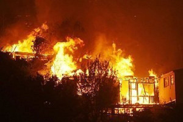 Urgent - La maison de Gris Bordeaux est en train d’être brûlée par les supporters de Fass ….