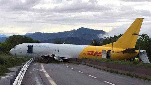 Un avion atterrit au mileu de la route à Bergame