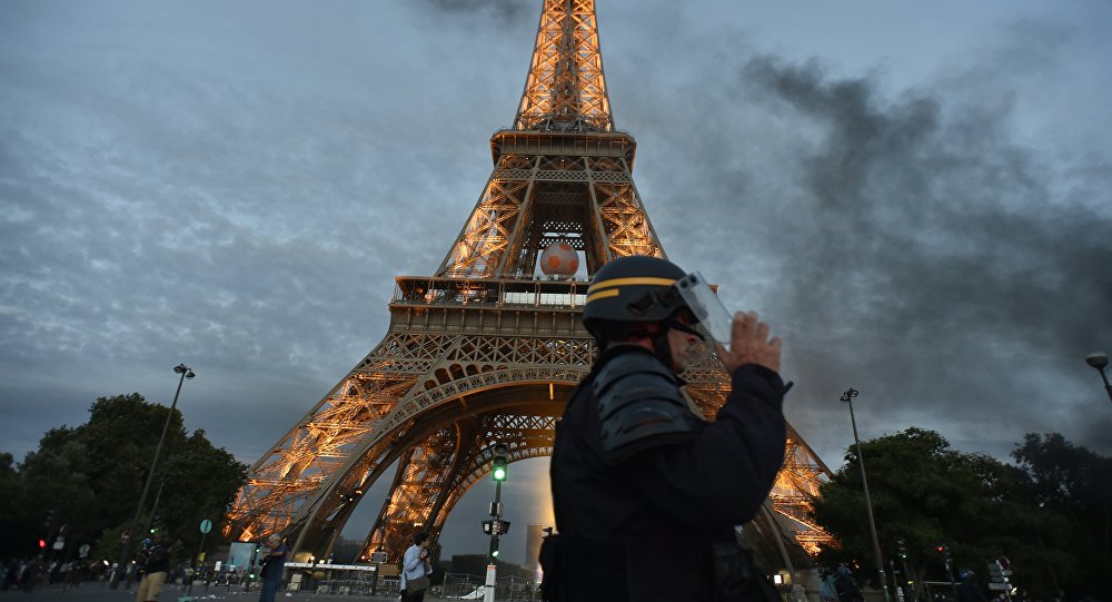 Fausse alerte attentat : La Tour Eiffel évacuée d'urgence