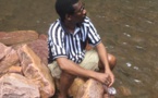 Photos : Le Professeur Mary Teuw Niane, en tic tic et short, très relax aux chutes de Dindifélo