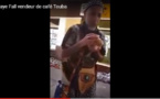 Découvrez le Baye Fall blanc qui vend le “café Touba” mieux que…