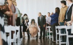 Lors de son mariage, une jeune mariée paralysée se lève miraculeusement de son fauteuil roulant pour s'avancer dans l'allée... La réaction des invités est magnifique !