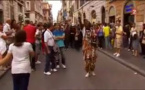 Un Baye Fall réussit à mettre un chapelet au cou d'Usain Bolt