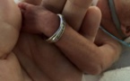 Un bébé naît si petit qu'une alliance peut lui entourer le bras !