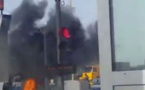 Une voiture prend feu sur l’autoroute à péage et bouche la circulation