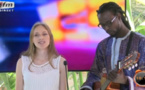 Vidéo - Extraordinaire : une toubab reprend la chanson de Youssou Ndour "Contan na" dans Yeewuleen