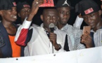 Pape Diouf féte l'anniversaire de son idole Youssou Ndour au Bloowy... Regardez!