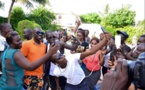 Pape Diouf et ses fans en mode selfie
