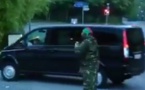 Vidéo: Il crie au scandale devant l'hôtel où est logé SE Paul Biya