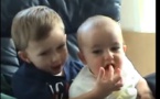 Vidéo : quand bébé mord les doigts de son frère et se marre