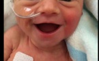 Né à six mois, bébé offre un superbe sourire à sa maman