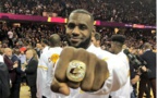 LeBron James pose fièrement avec sa bague de champion !