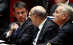"Laissez tomber votre téléphone": Valls recadre sèchement Le Guen