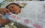 Une femme passe la journée dans un cercueil pour vivre ses propres funérailles