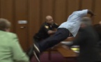 Vidéo: un père tente d'agresser l'assasin de sa fille au tribunal
