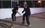 Vidéo: quand grand père décide d'apprendre aux jeunes comment jouer au ballon rond, regardez