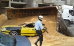 Photos :  La benne d’un camion de sable se renverse sur un taxi. Regardez