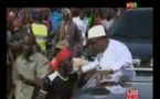 Vidéo: Le Président Macky Sall s’arrête sur la route de Mboro  pour parler à un jeune en brassard rouge… Regardez