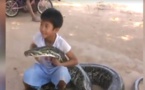 Incroyable : Ce garçon de 11 ans dort avec un python de 120 kilos
