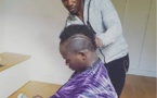 Sadio Mané au salon pour faire sa coiffure en route pour Gabon 2017