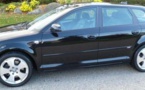 Il reste accroché 5km au toit de sa voiture volée !