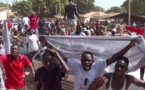 Des Gambiens arrêtés pour avoir porté et vendu des T-shirts à l'effigie de Barrow