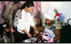 Gambie: fête du 31 décembre 2016, Madame Zineb Jammeh en visite chez le premier bébé de l'année