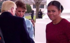 La drôle de tête de Michelle Obama quand elle reçoit le cadeau de Melania Trump
