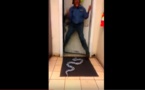 Blague avec le serpent!!! A mourir de rire. Regardez!