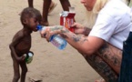 Laissé pour mort il y a un an, que devient ce petit Nigérian, regardez !