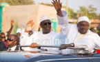 Photo: Le Président Macky Sall et son homologue gambien Adama Barrow dans les rues de Banjul