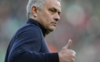 Foot - ANG - MU - José Mourinho arrive en conférence de presse avec un t-shirt aux initiales de Claudio Ranieri