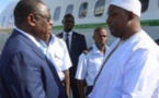  Aeroport LSS : Le Président Adama Barrow accueilli par le Président Macky Sall …Regardez