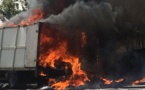 Un camion transportant des produits de quincaillerie prend feu à la sortie de Thiès vers Dakar (Photos)
