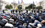 Fermeture de la Mosquée de Clichy (France) : Une prière de rue organisée devant la mairie pour protester