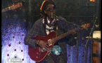Vidéo: Cheikh Ndiguel Lô éblouit le plateau de la 2stv ...avec la chanson "Fall Ndiaga Yaram"