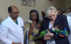 En visite au Tchad: Marine Le Pen prend un bébé noir dans ses bras. Réactions des Tchadiens