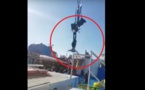 Vidéo-Une jeune fille frôle la mort sur une attraction à la Foire du Trône, à Paris: une partie des sangles qui la retenaient a cédé, elle a voltigé la tête en bas retenue par les pieds