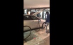 Vidéo choc: Avec sa voiture, une dame défonce la vitre du Sea Plaza de Dakar pour…