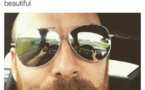 Il prend un selfie… il est recherché par la police à cause de ce qui se reflète dans ses lunettes