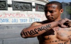 France: il circule dans les rues de Paris avec le corps tatoué d’insultes racistes…la raison