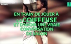 Une mère échange des potins avec sa fille qui joue à la coiffeuse et leur vidéo adorable est devenue virale