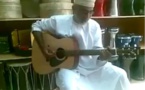 Un vieil homme marocain qui chante Bob Marley, quelle voix! Incroyable!