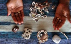 Hobby des jeunes filles pour la voyance et les cauris : Mysticisme ou effet de mode?