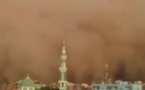 Admirez cette magnifique, gigantesque tempête de poussière appelée « haboob », au-dessus de la ville de Khartoum au Soudan