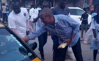 Abdoul Mbaye dans les rues de Dakar servant du " Ndogou " aux automobilistes et passants ( images )