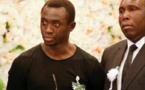Papiss Cissé, submergé par l'émotion, pleure devant la dépouille de Cheick Tiote en Chine