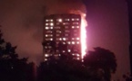 Plus de 200 pompiers combattent un incendie monstre, des gens sont prisonniers de l'immeuble en flammes